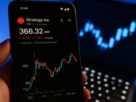 Strategy punta a +60% con slancio Bitcoin